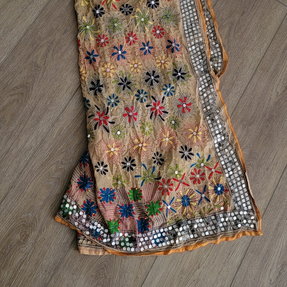 Scarve /wrap embellished large - Picture 2 of 3